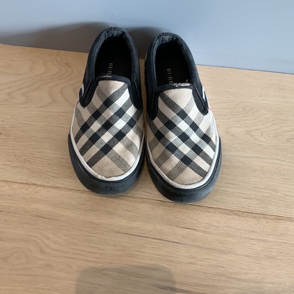 I am selling boys shoes - Picture 4 of 4